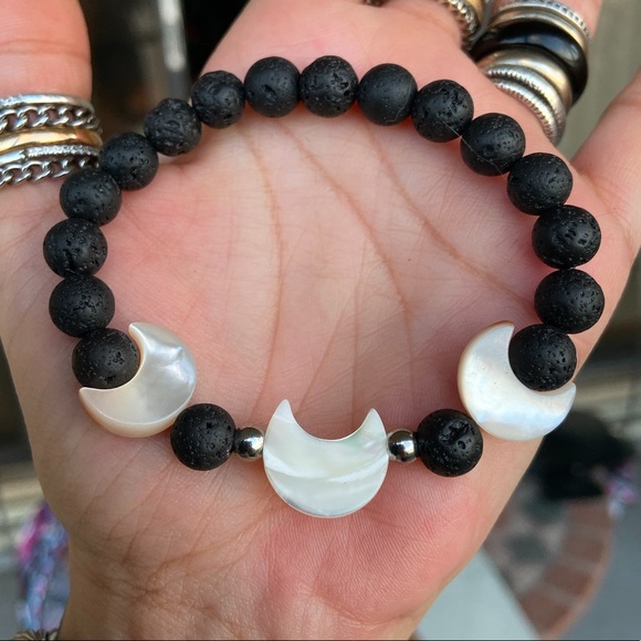 Genuine mother of pearl moon oil diffuser bracelet - Picture 2 of 6